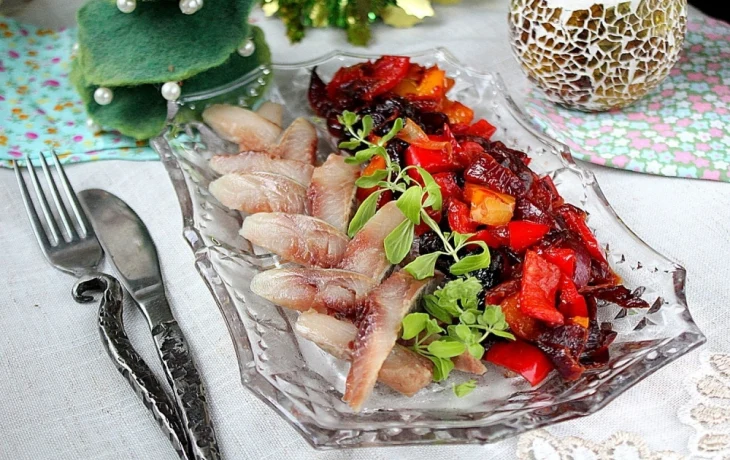 Сельдь с луком, перцем и черносливом