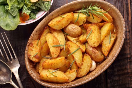 Картофельные дольки с розмарином и чесноком