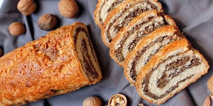 Рулет по-венгерски с арахисом и грецкими орехами