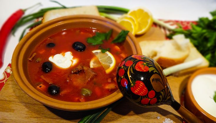 Солянка с мясными продуктами, капустой и ягодами