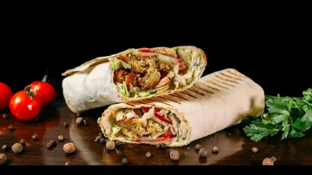 Шаурма с курицей, говяжьим фаршем и свежими овощами