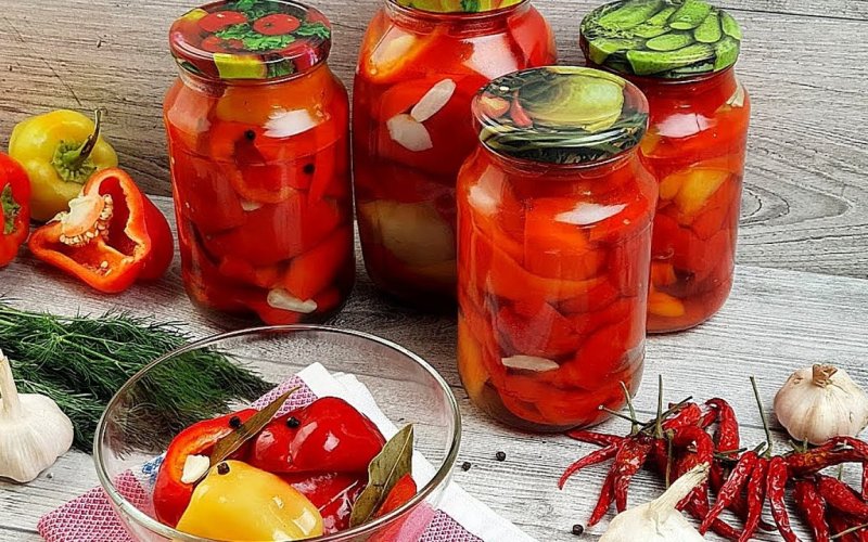 Готовится всё быстро, а получается яркая закуска с насыщенным чесночным ароматом.