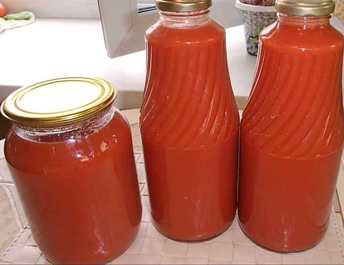 Как приготовить томатный сок в домашних. Томатный сок на зиму. Домашний томатный сок на зиму. Сок из помидор на зиму. Сок из томатов на зиму.